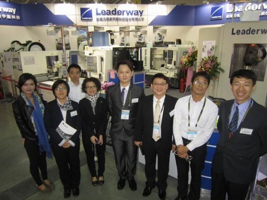 Hình ảnh: Nhân viên hãng máy CNC Đài Loan Leaderway và khách tham quan tại một gian hàng của họ trong một triển lãm