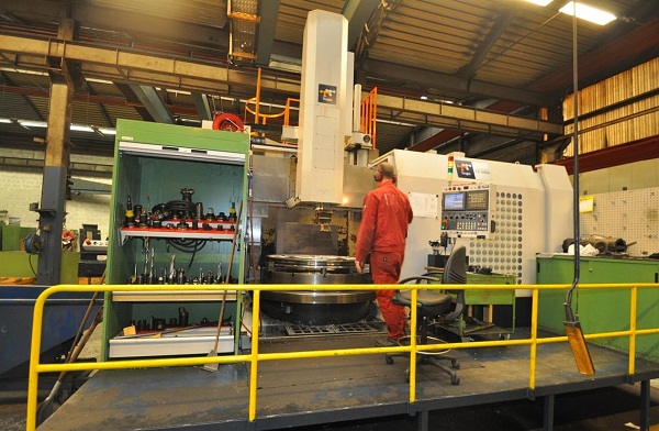 Hình ảnh: Công nhân đang vận hành máy CNC của hãng TONGTAI